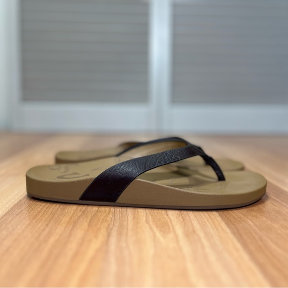 OluKai Ohana flip flops sandals, brown leather straps, size 8 women’s - Picture 2 of 10